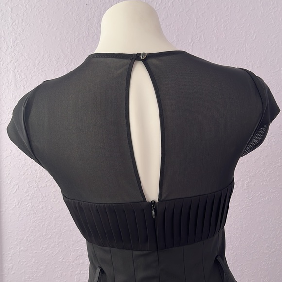 ALICE & OLIVIA ELEGANT BLACK MINI DRESS WITH FITTED SILHOUETTE AND PLEATS - Picture 8 of 11